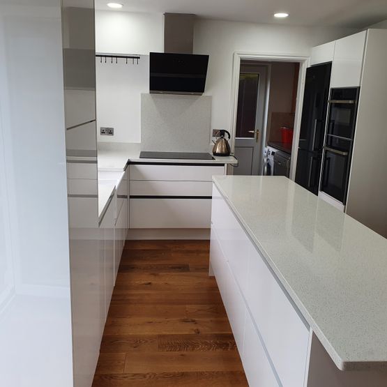 white glossy kitchen