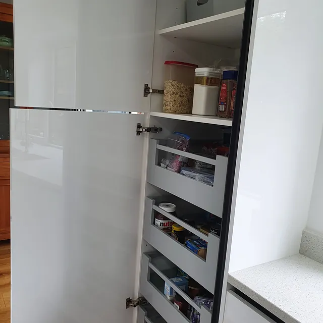 white glossy kitchen
