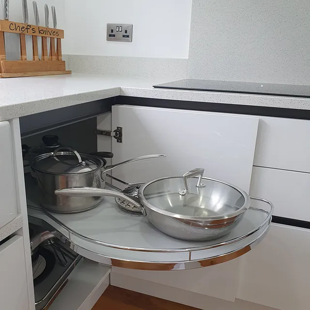 white glossy kitchen